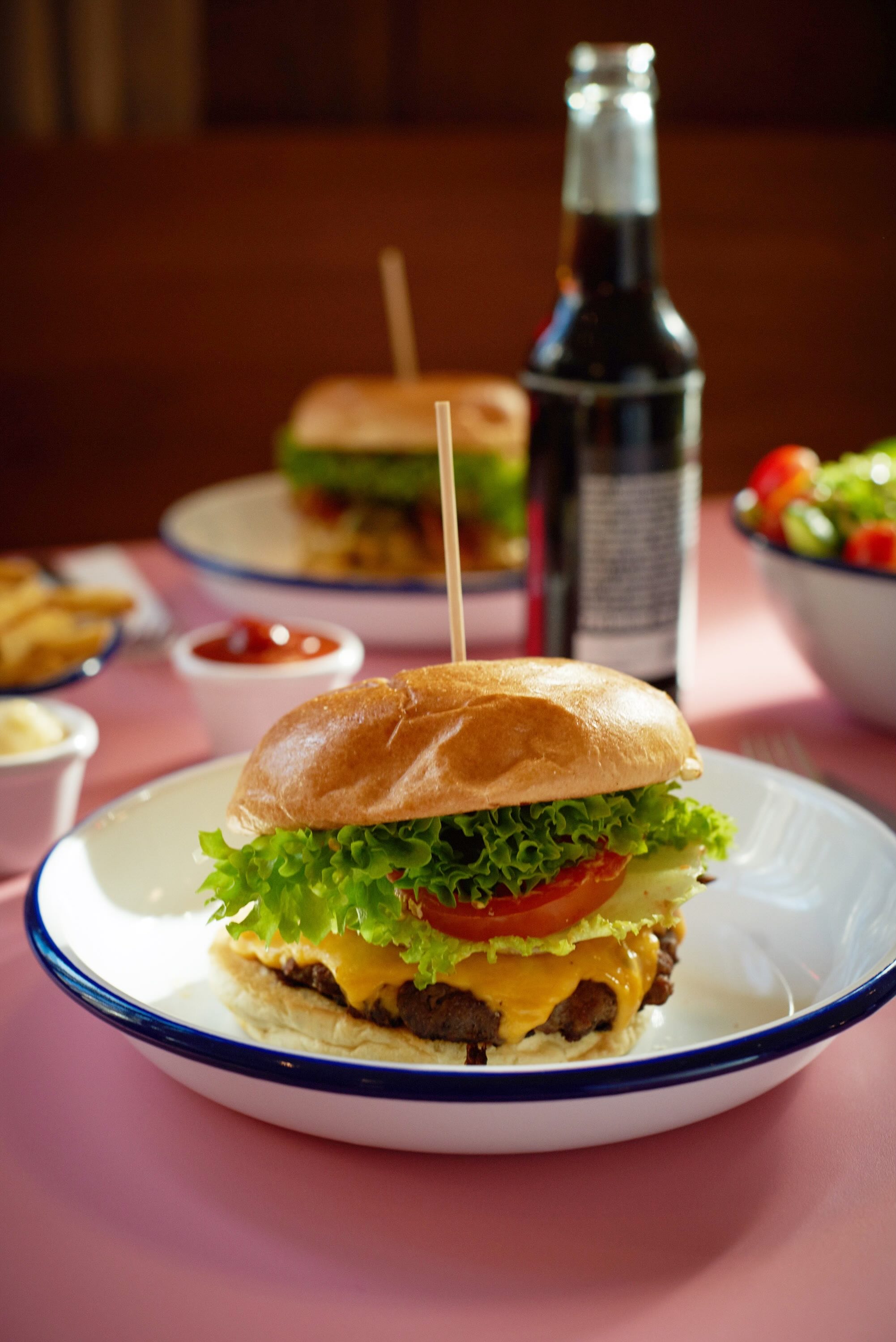 Pfundskerl Burger und Getränk im Restaurant